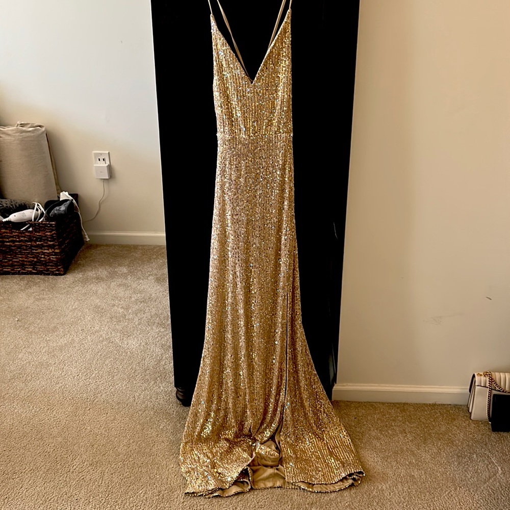 Beautiful gold dress! Perfect for Prom or formal event.